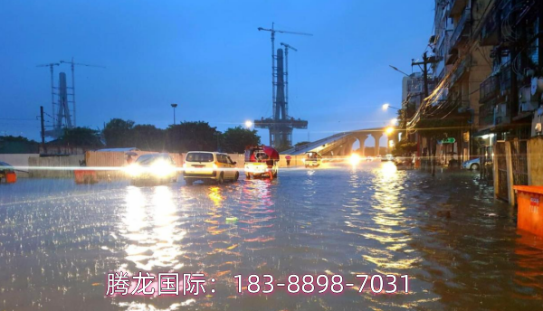 缅甸仰光一夜暴雨后，今早多地内涝严重，交通拥堵